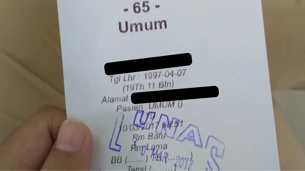 Bukti nomor antrian pendaftaran di Puskesmas Kebon Jeruk, Jakarta Barat yang mencantumkan hitungan umur pasien